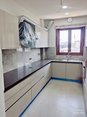 Kitchen in 3 BHK Builder Floor at Unitech South City 1, South City 1 – for Rent