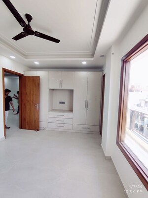 Building Lobby in 3 BHK Builder Floor at Unitech South City 1, South City 1 – for Rent