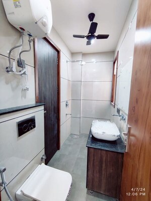 Bathroom in 3 BHK Builder Floor at Unitech South City 1, South City 1 – for Rent