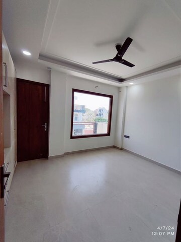 Room in 3 BHK Builder Floor at Unitech South City 1, South City 1 – for Rent