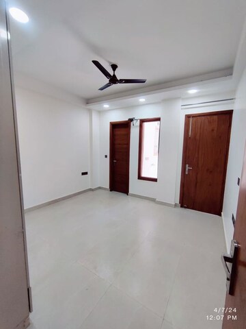 Room in 3 BHK Builder Floor at Unitech South City 1, South City 1 – for Rent