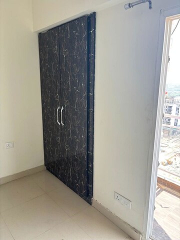 Room in 2.5 BHK Apartment at Samridhi Luxuriya Avenue, Sector 150 – for Rent