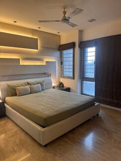 3.5 BHK + Servant Room Apartment For Sale in Goregaon West
