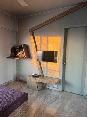 Room in 3.5 BHK Apartment at Goregaon West – for Sale