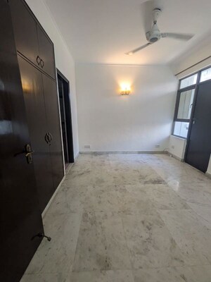 Room in 3 BHK Apartment at JMD Gardens, Sector 33 – for Sale