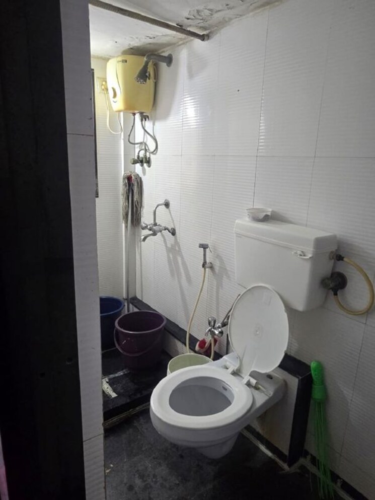 Bathroom, khar west 1 RK 200 Sq.Ft. Apartment In Khar West Mumbai 9743800