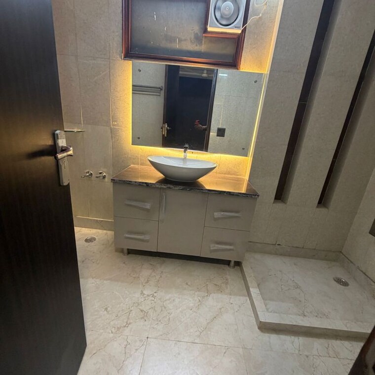 Bathroom, kailash colony 4 Bedroom 5500 Sq.Ft. Builder Floor In Kailash Colony Delhi 9632853