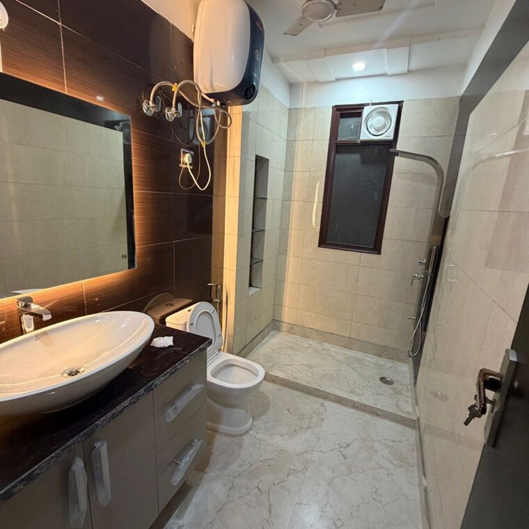Bathroom, kailash colony 4 Bedroom 5500 Sq.Ft. Builder Floor In Kailash Colony Delhi 9632853
