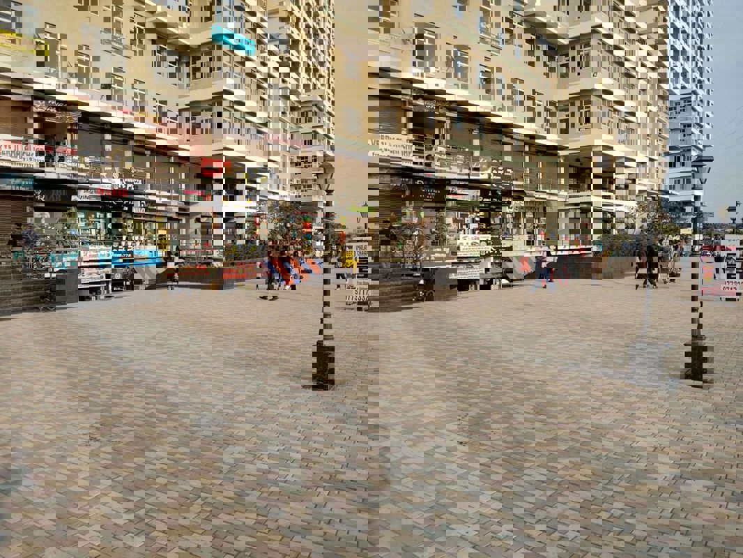 Retail Shop For Sale in Paramount Golfforeste