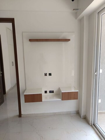 Building Lobby in 3.5 BHK Builder Floor at Smart World Gems, Sector 89 – for Sale