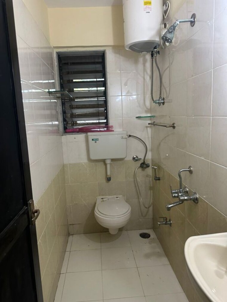 Bathroom, suraksha-apartment 2 Bedroom 770 Sq.Ft. Apartment In Andheri West Mumbai 9744004