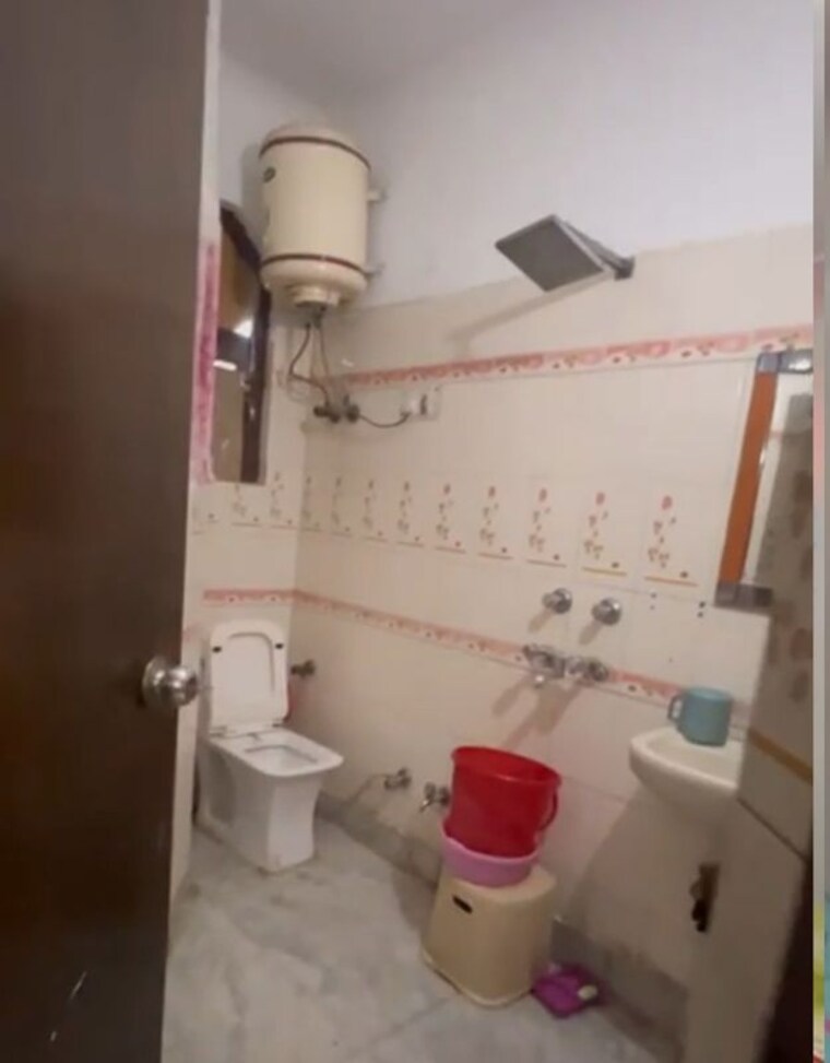 Bathroom, mansarover garden 2 Bedroom 900 Sq.Ft. Builder Floor In Mansarover Garden Delhi 9744006