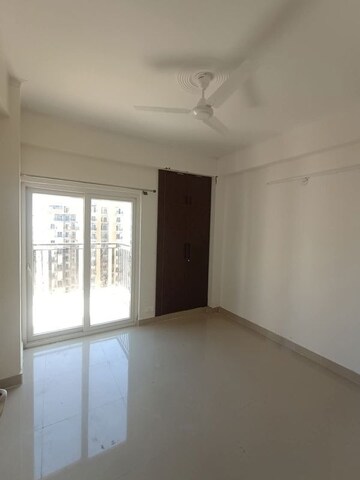 Room in 2.5 BHK Apartment at Amrapali Terrace Homes, Tech Zone 4 Greater Noida – for Rent