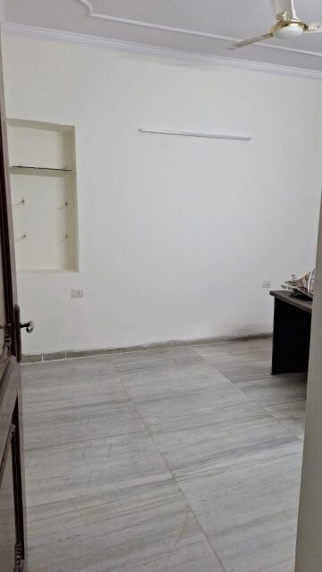 Room in 3 BHK Apartment at Patparganj – for Rent