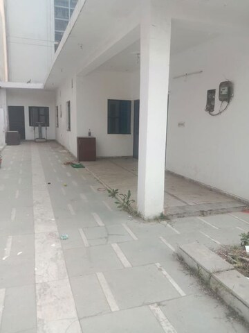 Room in 2 BHK Builder Floor at Sector 53 – for Rent