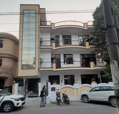 6+ BHK + Pooja Room,Study Room,Extra Room Independent House For Sale in Sector 20