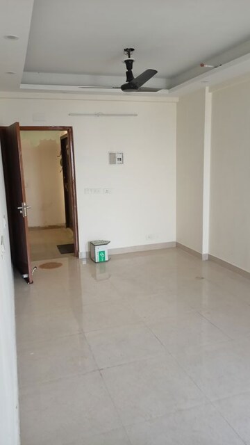 Room in 2 BHK Apartment at Signature Global Prime, Sector 63a – for Rent