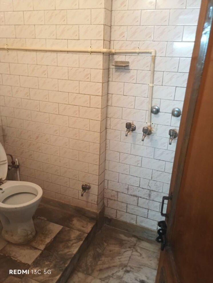 Bathroom, lajpat nagar ii 2 Bedroom 900 Sq.Ft. Builder Floor In Lajpat Nagar ii Delhi 9744350