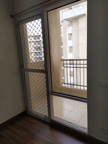 Room in 2 BHK Apartment at JM Florence, Tech Zone 4 Greater Noida – for Rent