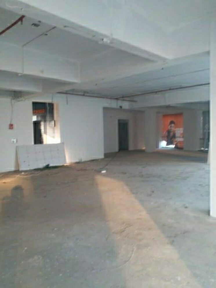  Parking, shiv-plaza-kandivali-west Commercial Showroom 5968 Sq.Ft. In Kandivali West Mumbai 9744351