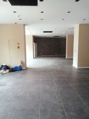 Room in  Showroom at Shiv Plaza Kandivali West, Kandivali West – for Sale