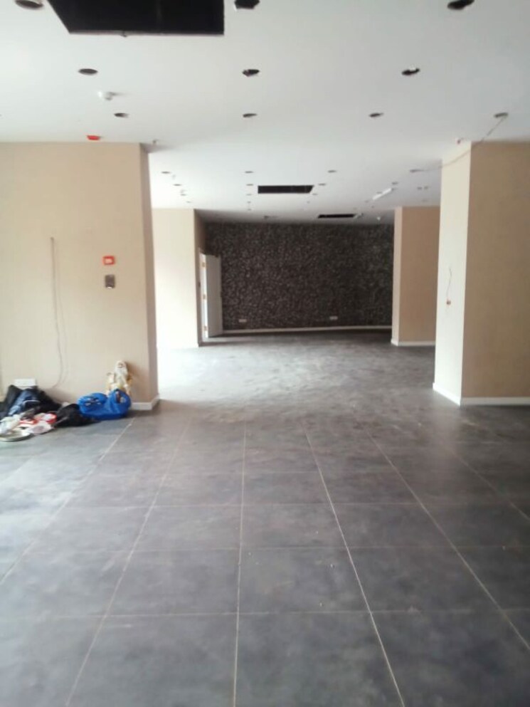 Room, shiv-plaza-kandivali-west Commercial Showroom 5968 Sq.Ft. In Kandivali West Mumbai 9744351