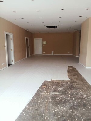 Room in  Showroom at Shiv Plaza Kandivali West, Kandivali West – for Sale