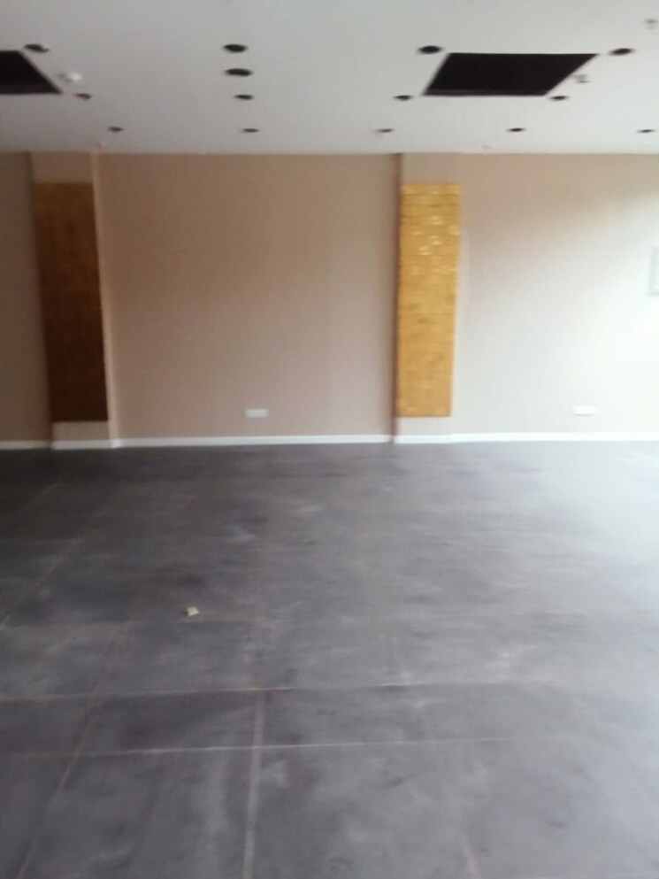 Room, shiv-plaza-kandivali-west Commercial Showroom 5968 Sq.Ft. In Kandivali West Mumbai 9744351