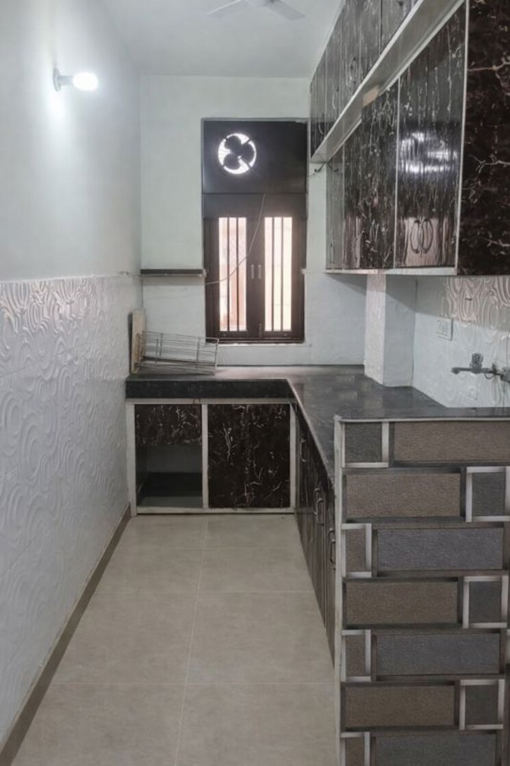 Kitchen, uttam nagar 3 Bedroom 75 Sq.Yd. Builder Floor In Uttam Nagar Delhi 9730428