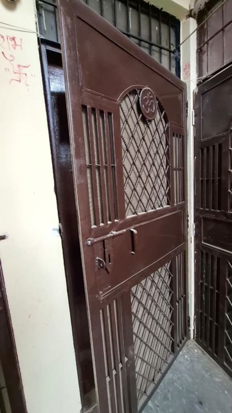 Balcony, sector 10 greater noida 1.5 Bedroom 30 Sq.Mt. Apartment In Sector 10 Greater Noida Greater Noida 9744797