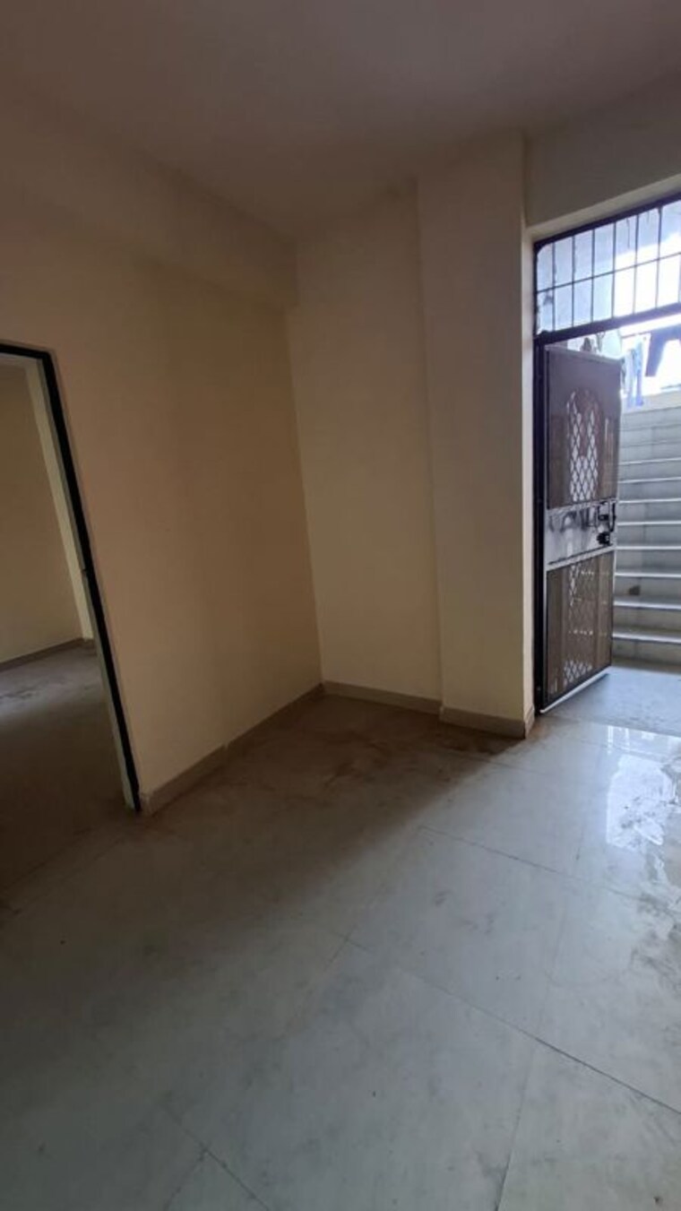 Room, sector 10 greater noida 1.5 Bedroom 30 Sq.Mt. Apartment In Sector 10 Greater Noida Greater Noida 9744797