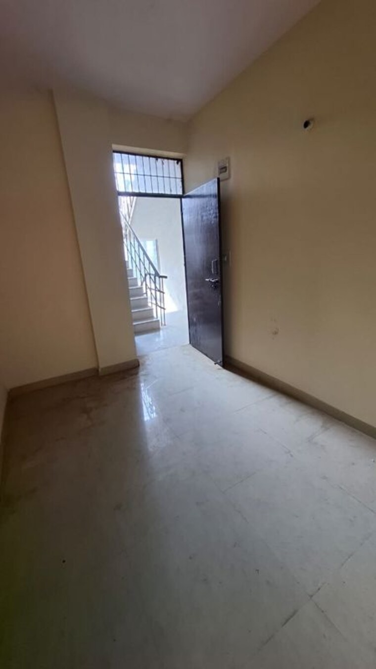 Room, sector 10 greater noida 1.5 Bedroom 30 Sq.Mt. Apartment In Sector 10 Greater Noida Greater Noida 9744797
