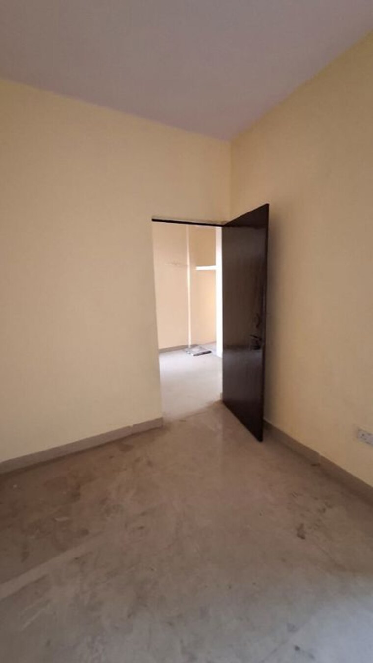 Room, sector 10 greater noida 1.5 Bedroom 30 Sq.Mt. Apartment In Sector 10 Greater Noida Greater Noida 9744797