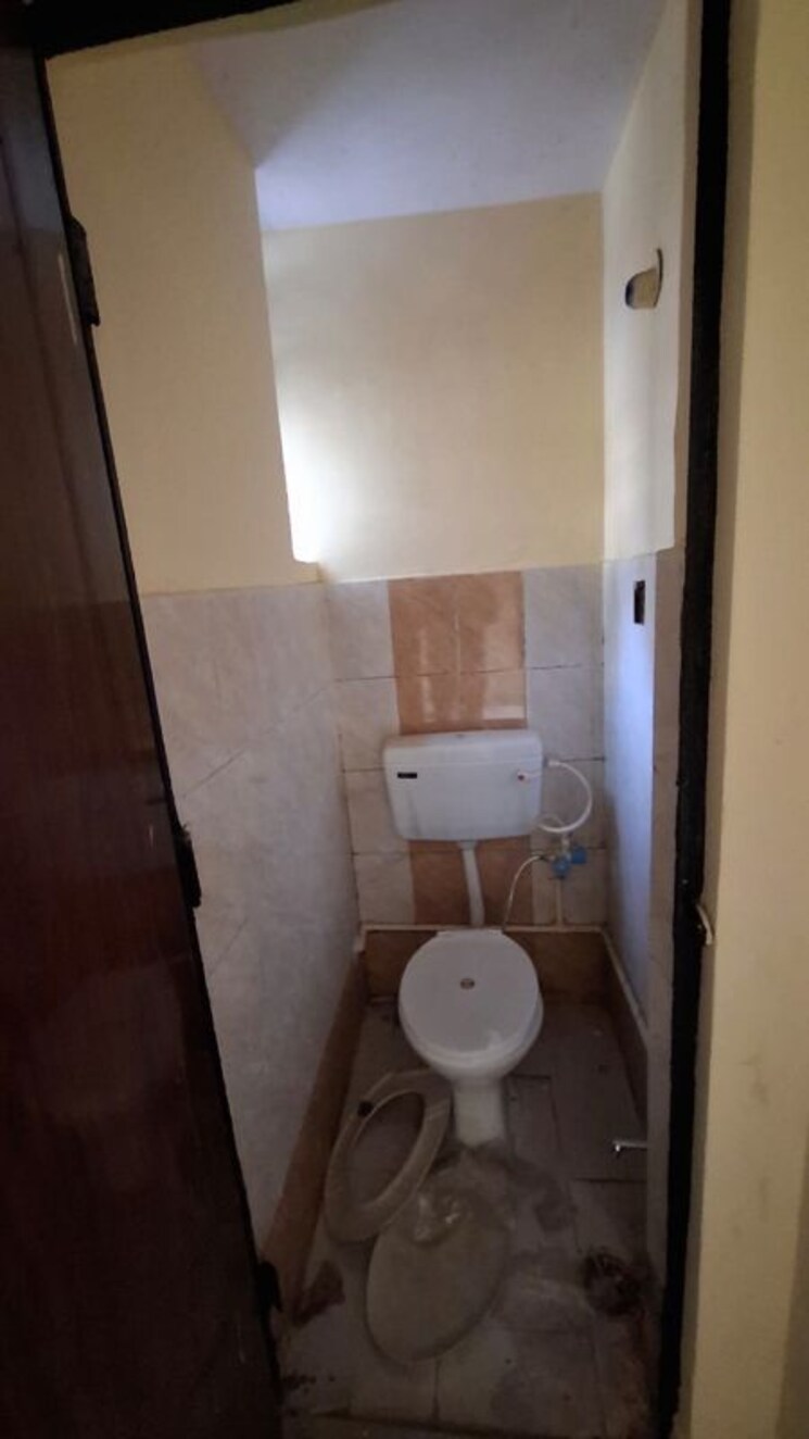 Bathroom, sector 10 greater noida 1.5 Bedroom 30 Sq.Mt. Apartment In Sector 10 Greater Noida Greater Noida 9744797