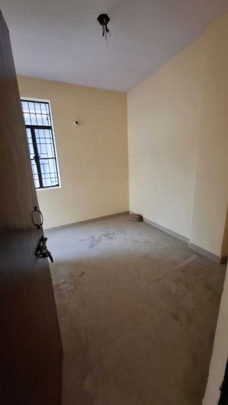 Room, sector 10 greater noida 1.5 Bedroom 30 Sq.Mt. Apartment In Sector 10 Greater Noida Greater Noida 9744797