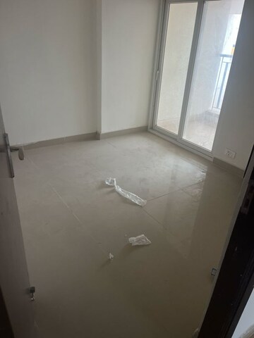 Room in 3 BHK Apartment at Amrapali Centurian Park, Amrapali Dream Valley – for Rent