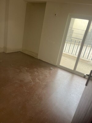 Room in 3 BHK Apartment at Amrapali Centurian Park, Amrapali Dream Valley – for Rent