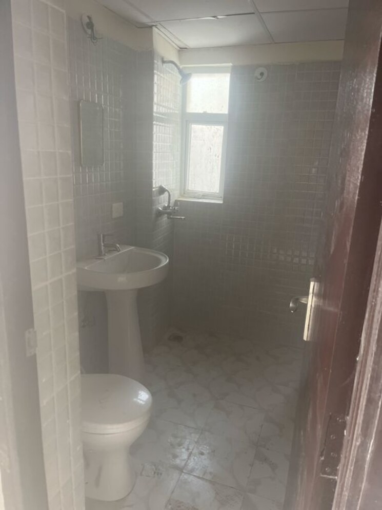 Bathroom, amrapali-centurian-park 3 Bedroom 1145 Sq.Ft. Apartment In Amrapali Dream Valley Greater Noida 9745001