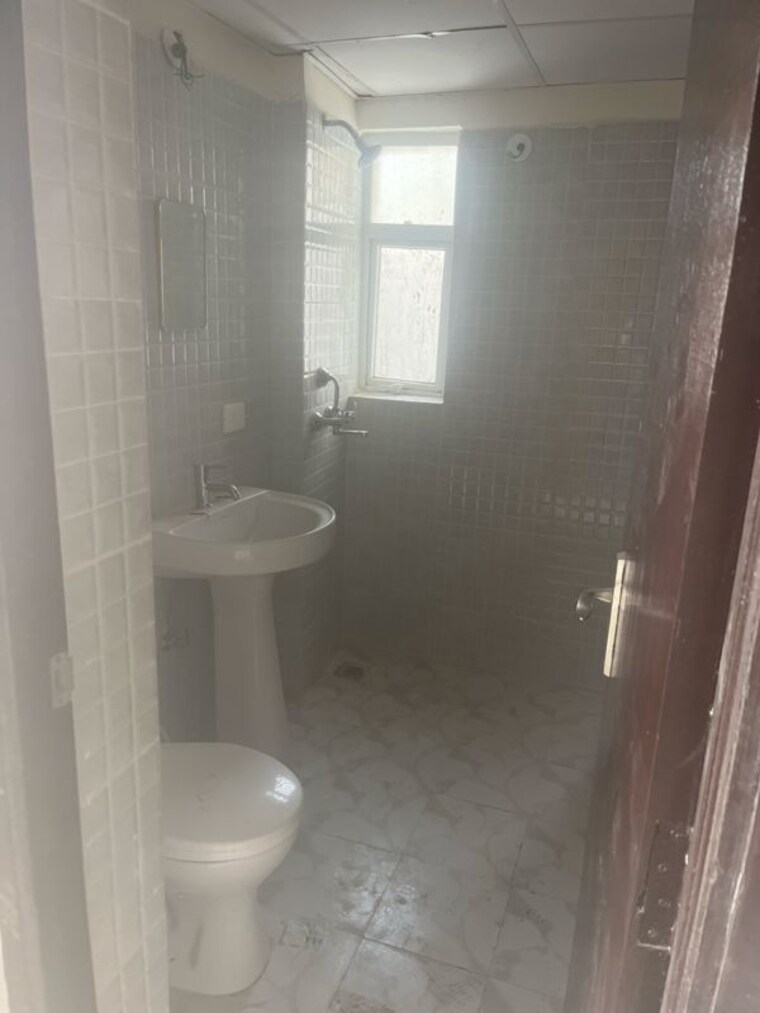 Bathroom, amrapali-centurian-park 3 Bedroom 1145 Sq.Ft. Apartment In Amrapali Dream Valley Greater Noida 9745001