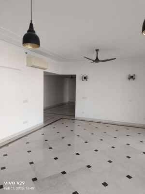 Team Area in 5 BHK Apartment at Unitech The World Spa, Sector 30 – for Rent