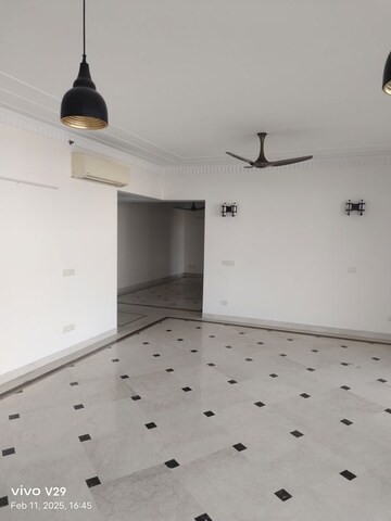 Team Area in 5 BHK Apartment at Unitech The World Spa, Sector 30 – for Rent