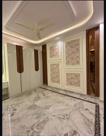 Room in 5 BHK Independent House at Uttam Nagar – for Sale