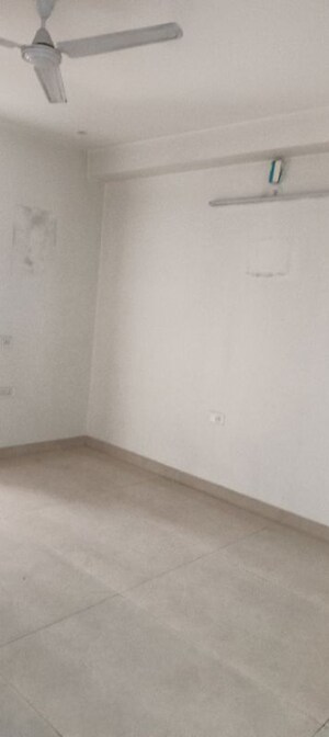 Room in 3 BHK Builder Floor at Sector 21d – for Rent
