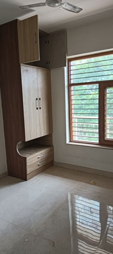 Room in 3 BHK Builder Floor at Sector 21d – for Rent