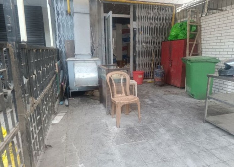  Parking, om-shree-ganesh-tower Commercial Shop 910 Sq.Ft. In Borivali West Mumbai 9745086