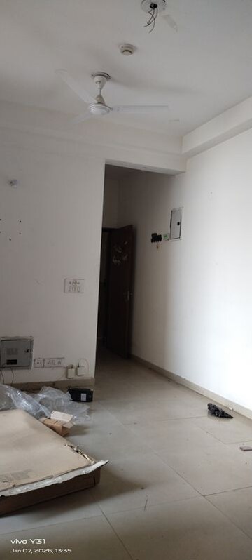 Room in 2.5 BHK Apartment at Mahagun Mywoods, Sector 16c Greater Noida – for Rent