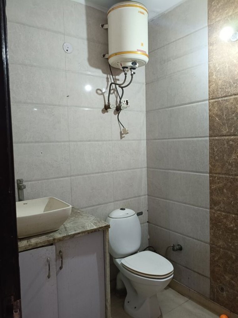 Bathroom, patel nagar 2 Bedroom 800 Sq.Ft. Builder Floor In Patel Nagar Delhi 9745550