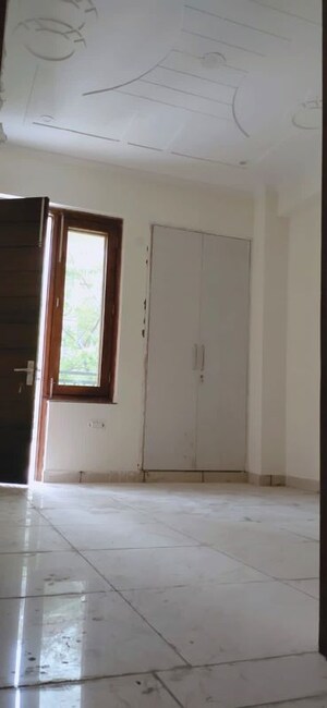 Room in 6+ BHK Builder Floor at Sector 100 – for Rent