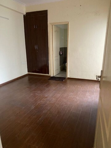 Room in 3.5 BHK Apartment at Aims Golf City, Sector 75 – for Rent
