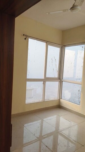 Room in 2 BHK Apartment at Signature Global Prime, Sector 63a – for Rent